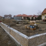 kiöntött lábazat.Indul a víz, villany, csatorna alapszerelés.