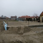 Hátsó épület feltöltve, tömörítve. Lábazati hőszigetelés elkezdve.